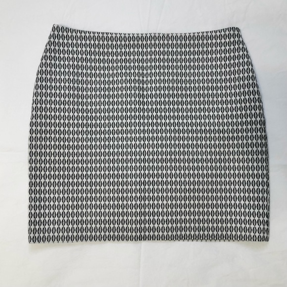NWOT Ann Taylor Geometric Black and White Patterned Pencil Skirt Business Casual - Picture 2 of 5